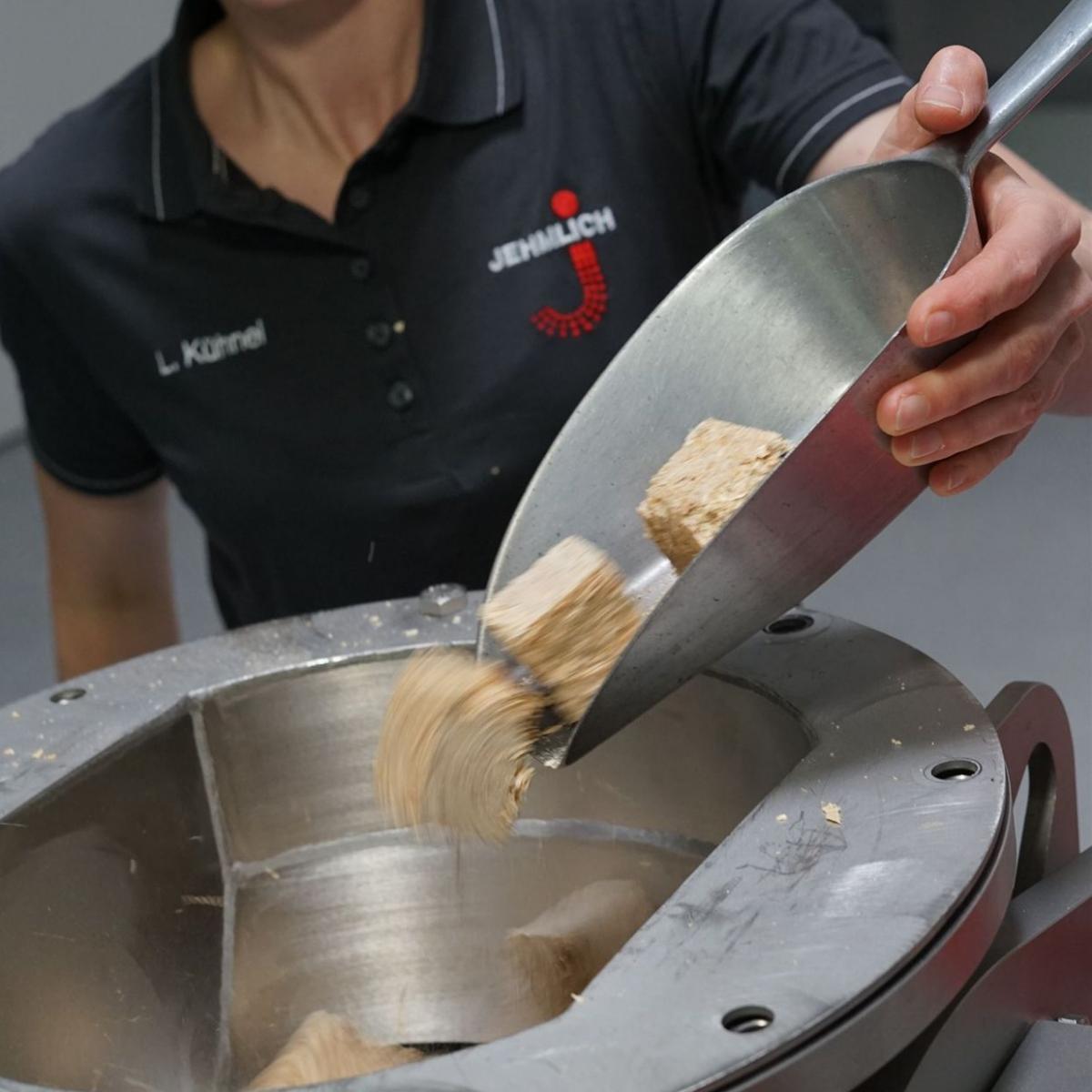 Beschüttung eines Klumpenbrechers von Hand