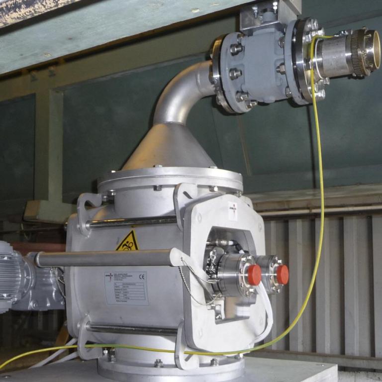 Klumpenbrecher für Rapsschrot mit Stutzen für Anschluss an die pneumatische Förderung eines Silofahrzeugs