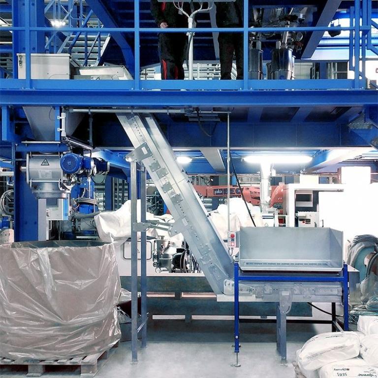 Klumpenbrecher in einem Stahlbau montiert mit Z-Förderer als Produktaufgabe