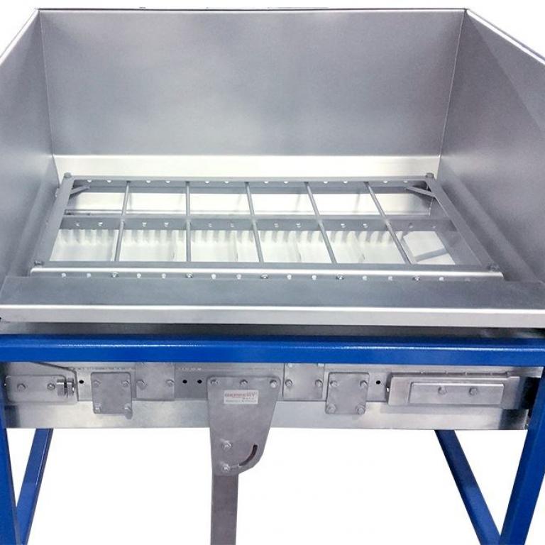 Blick auf den Aufgabetrichters eines Z-Förderers