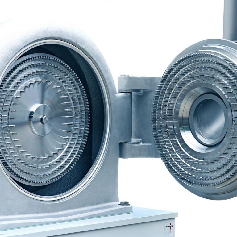 Mühlengehäuse mit geöffneter Tür, Blick auf Stiftrotor und Stiftstator