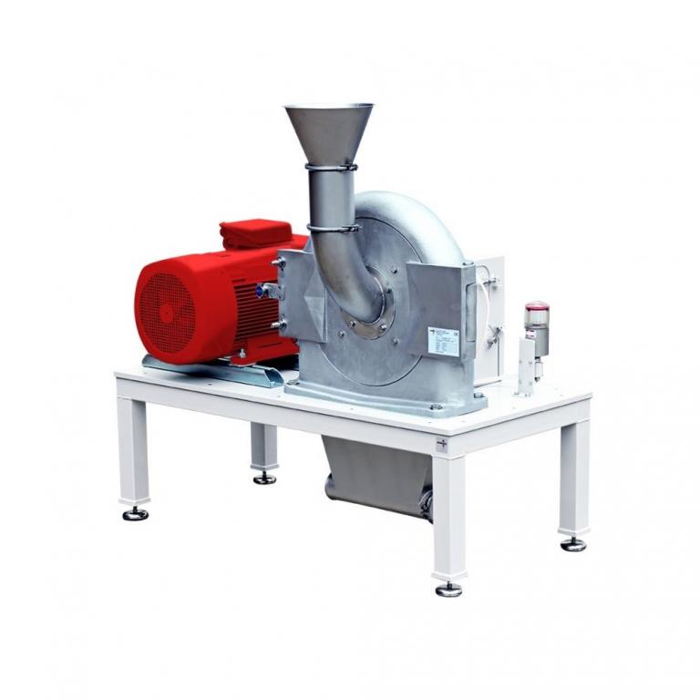 Frontalansicht einer Mühle mit geschlossener Mühlentür, Mühlenmotor mit Riementrieb