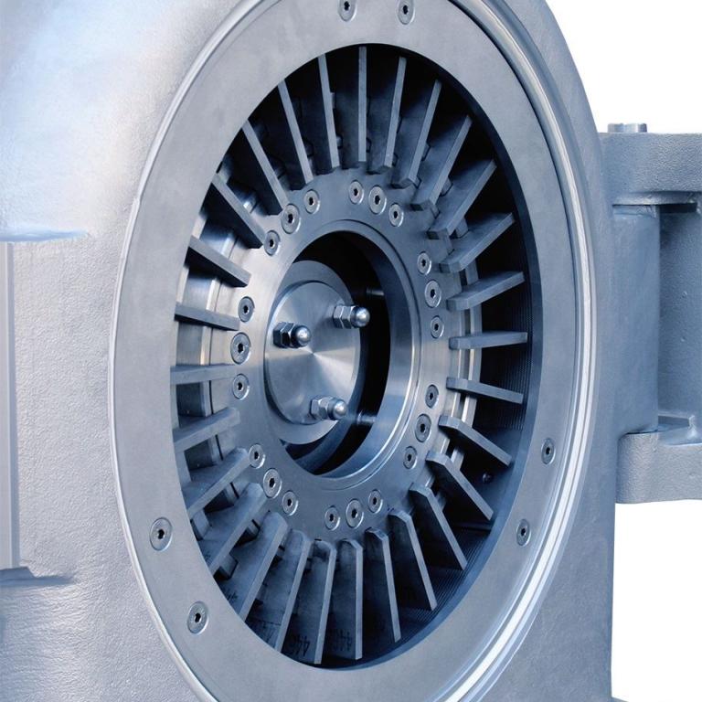 Prallmühle mit geöffneter Mühlentür und Mahlelement Turborotor