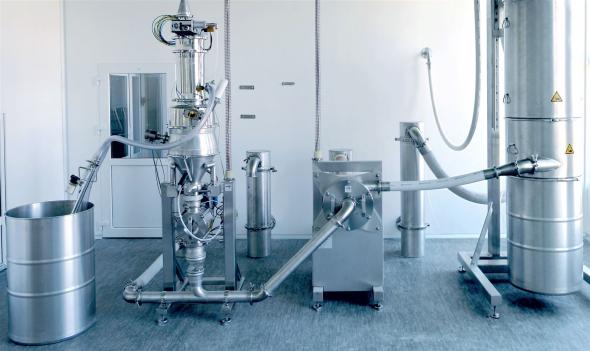 GMP-Mahlanlage für Pharmazeutika mit Produktaufgabe über Vakuumförderer, Stiftmühle und Filterstation