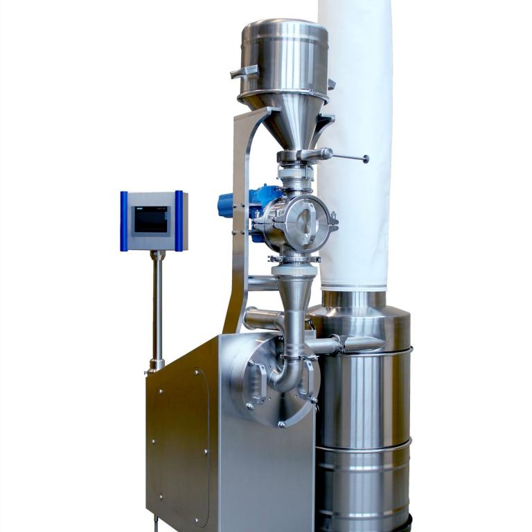 GMP-Mühle REKORD 224 mit Jehmlich-GMP-Zellenradschleuse, Produktaufgabe aus Fass und Produktaustrag in Fass mit Filterschlauch