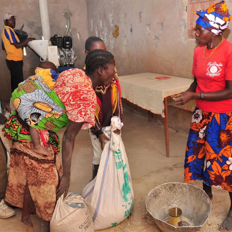 Dorfbewohner in Afrika an einer Jehmlich Maismühle