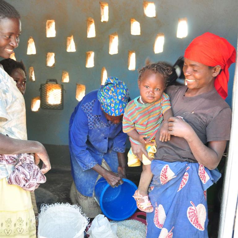 Dorfbewohner bei der Maisvermahlung