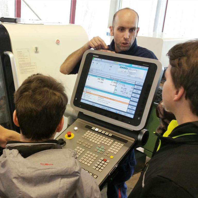 Schülergruppe in Jehmlich Fertigung zum Aktionstag Schau rein