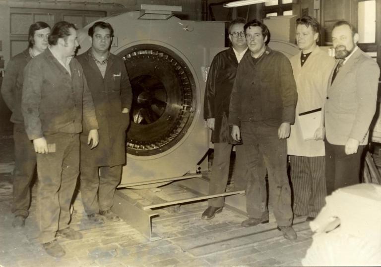 historical view of Jehmlich staff in front of a disk mill SM 900