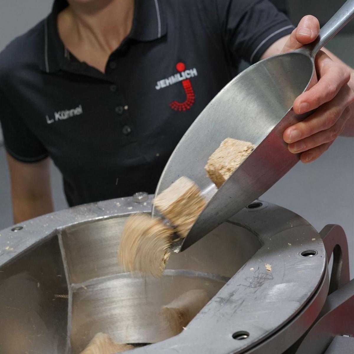 Manual feeding of a lump breaker