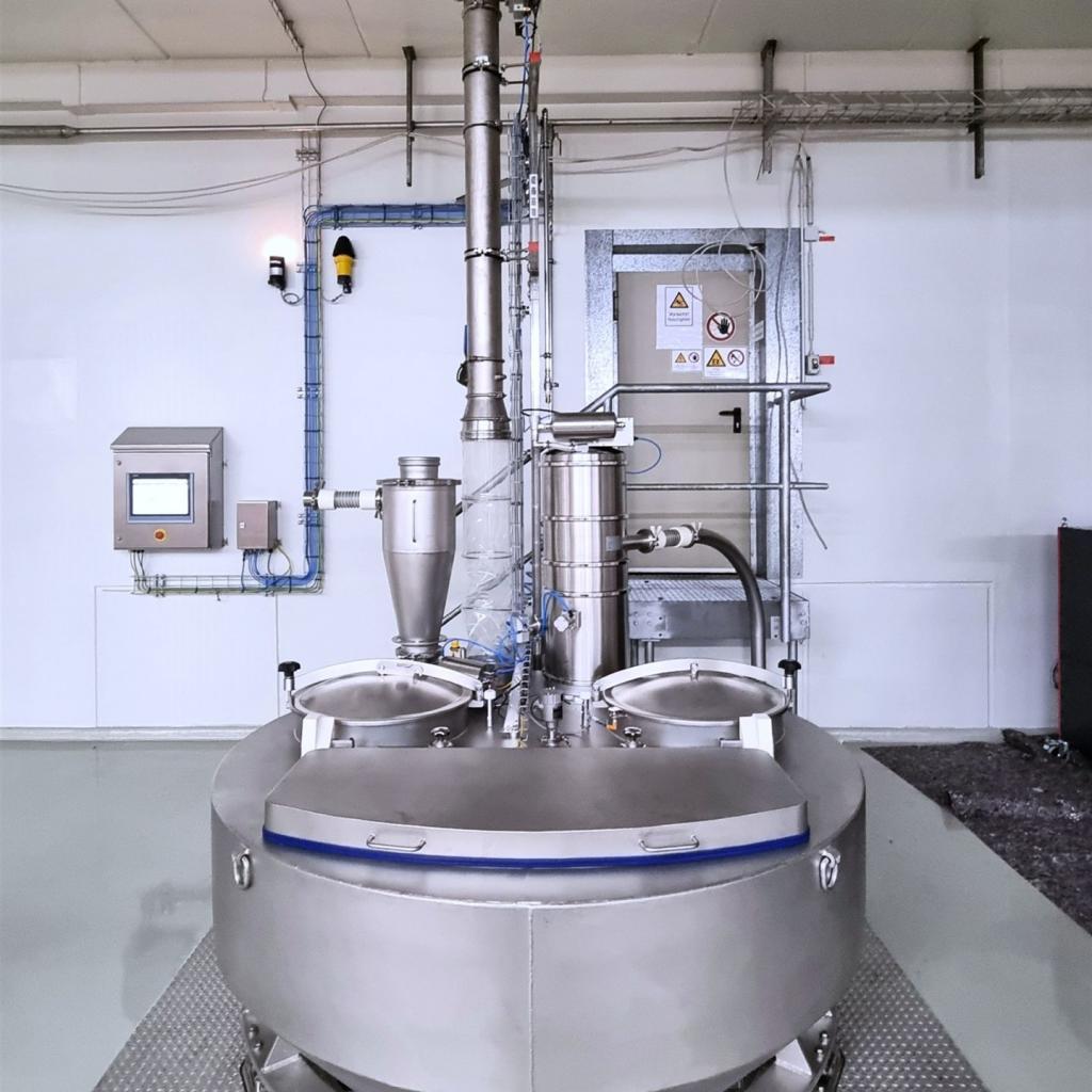 Feeding station in a spice grinding plant