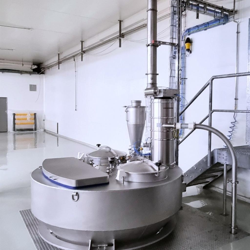 Feeding station in a spice grinding plant