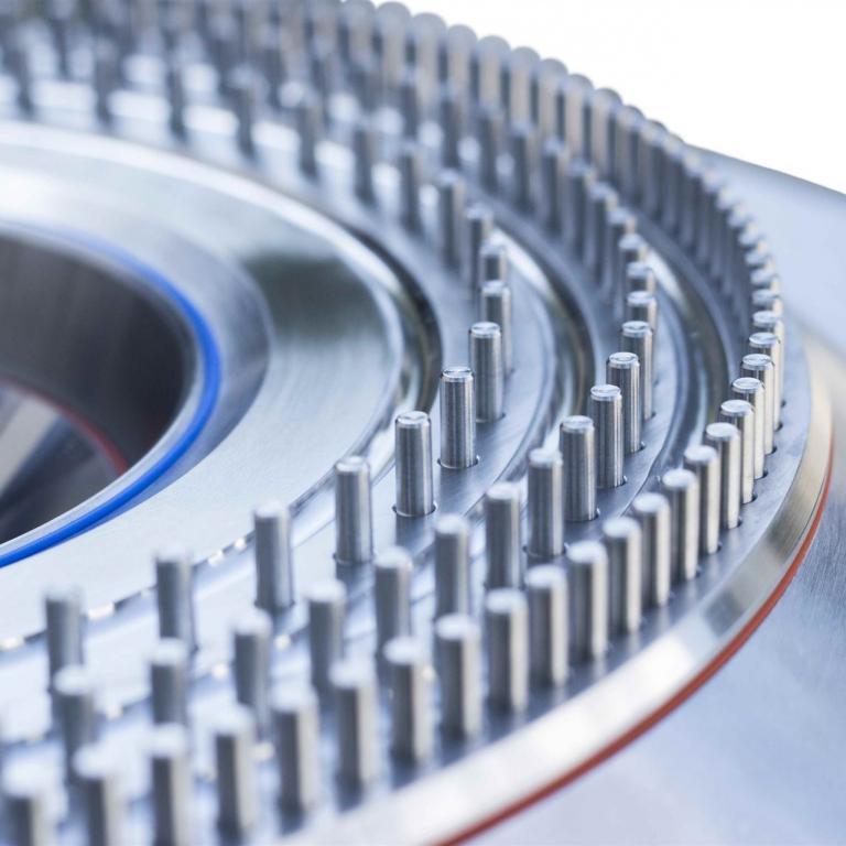 pin disk stator for use in a mill for industrial grinding