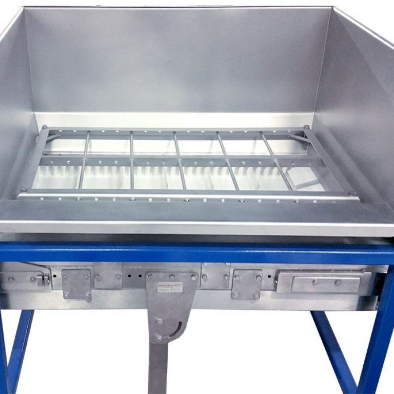 Feeding hopper of a conveyor belt